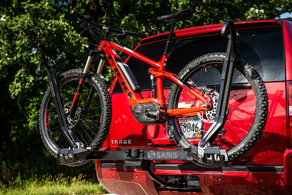 Saris SuperClamp G3 2-Bike Hitch Rack — cable lock looped through both bikes
